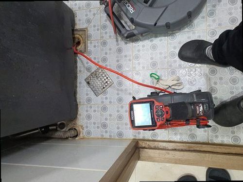 의왕 고천동 하수구막힘 배수구 주변 상태와 물 빠짐을 확인하는 모습