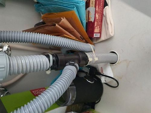 의왕 하수구막힘 욕실 배수구 아래 배관 점검 장면